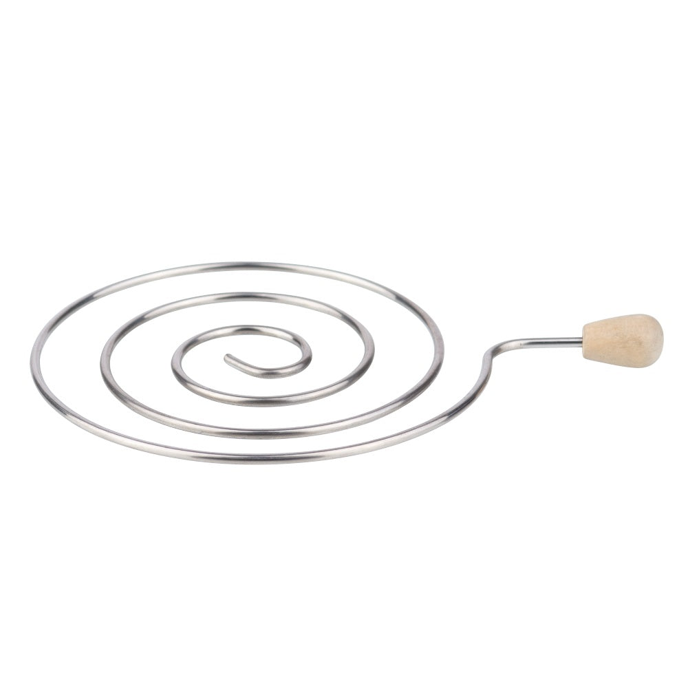 Flavor Saver warmteregelaar met houten handvat gebruikt op shisha folie met gloeiende kolen voor gelijkmatige warmteverdeling