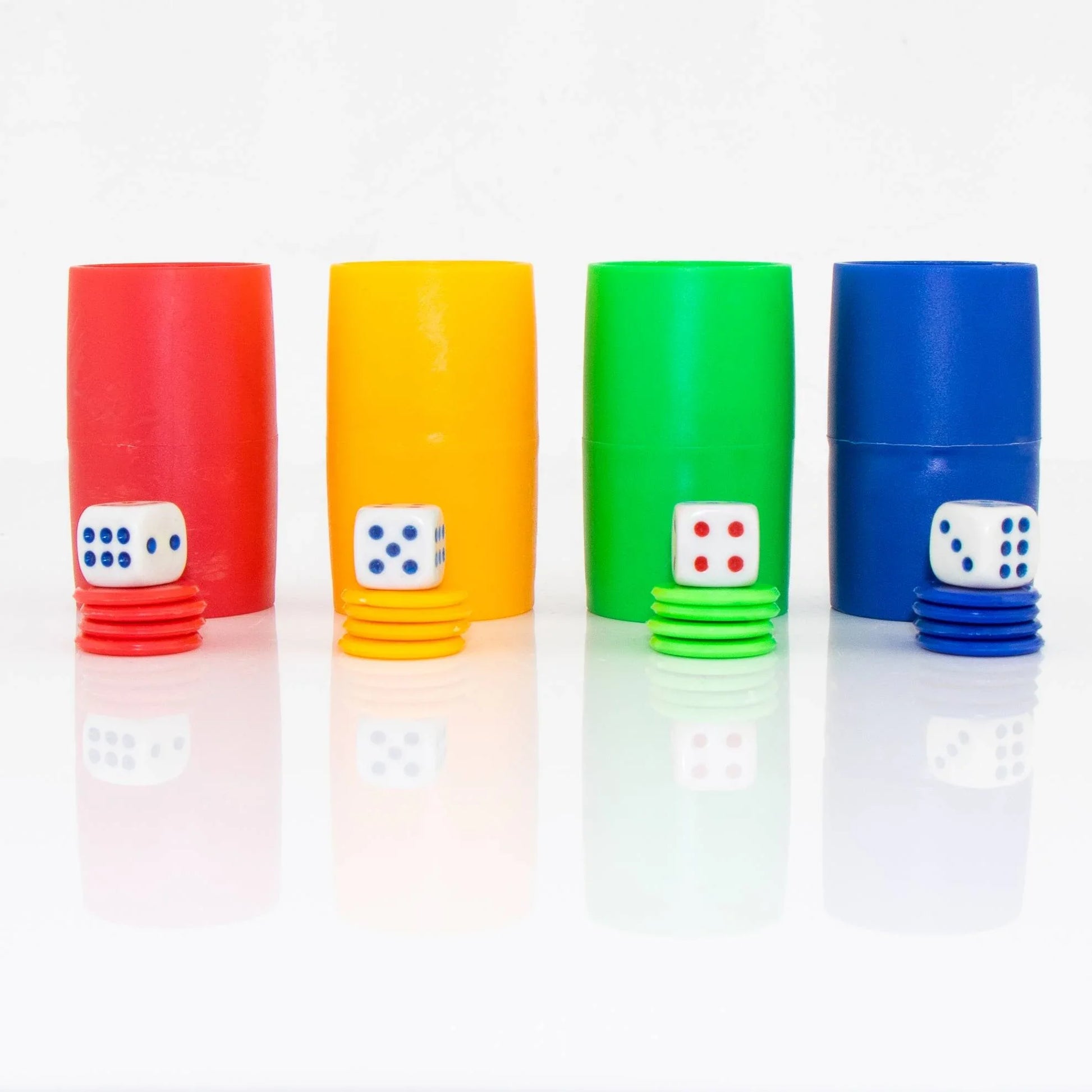 Koker met fiches rood geel groen blauw Parchisi