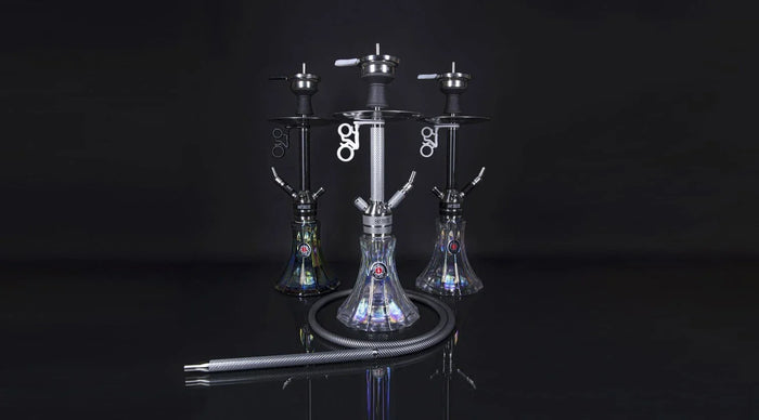 Assortiment waterpijpen van instapmodel tot premium set, opgesteld op een rij.