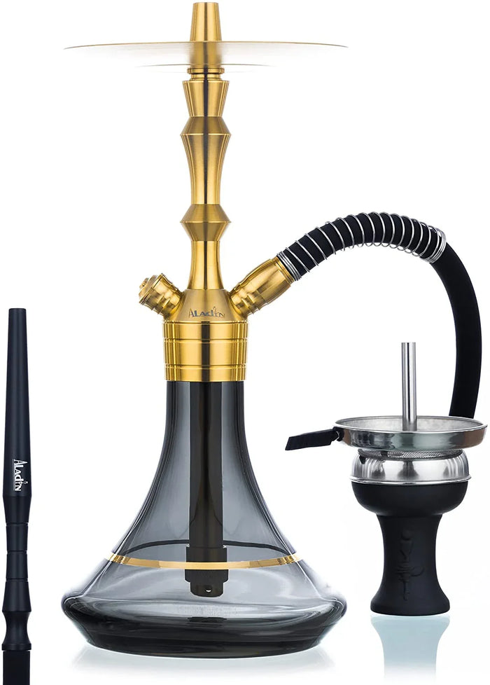 Goudkleurige Aladin-waterpijp met een getinte glazen vaas, een zwarte slang en een kop met warmteregelaar ernaast.