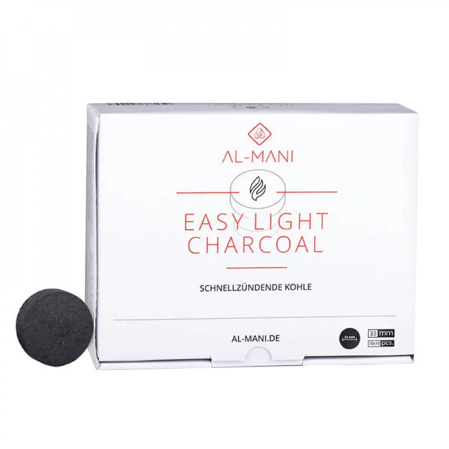 Witte doos Al Mani Easy Light Charcoal met ervoor een los rond kooltje van 33 millimeter, de platte schijfvorm die je met een aansteker aansteekt.