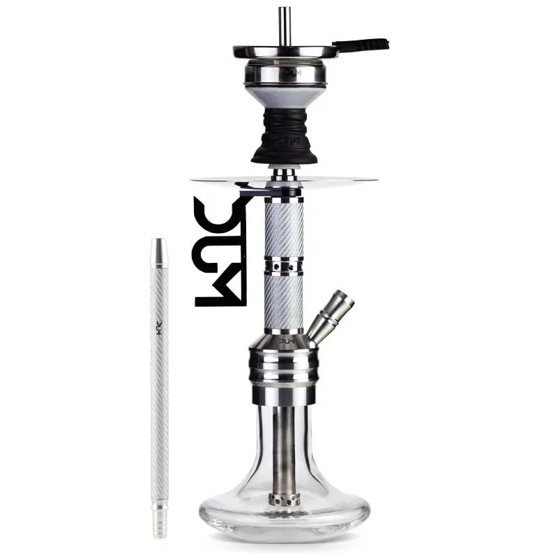 DUM SS17 Buffer met een kolom in carbon en metaal, een heldere glazen vaas en een los mondstuk ernaast.