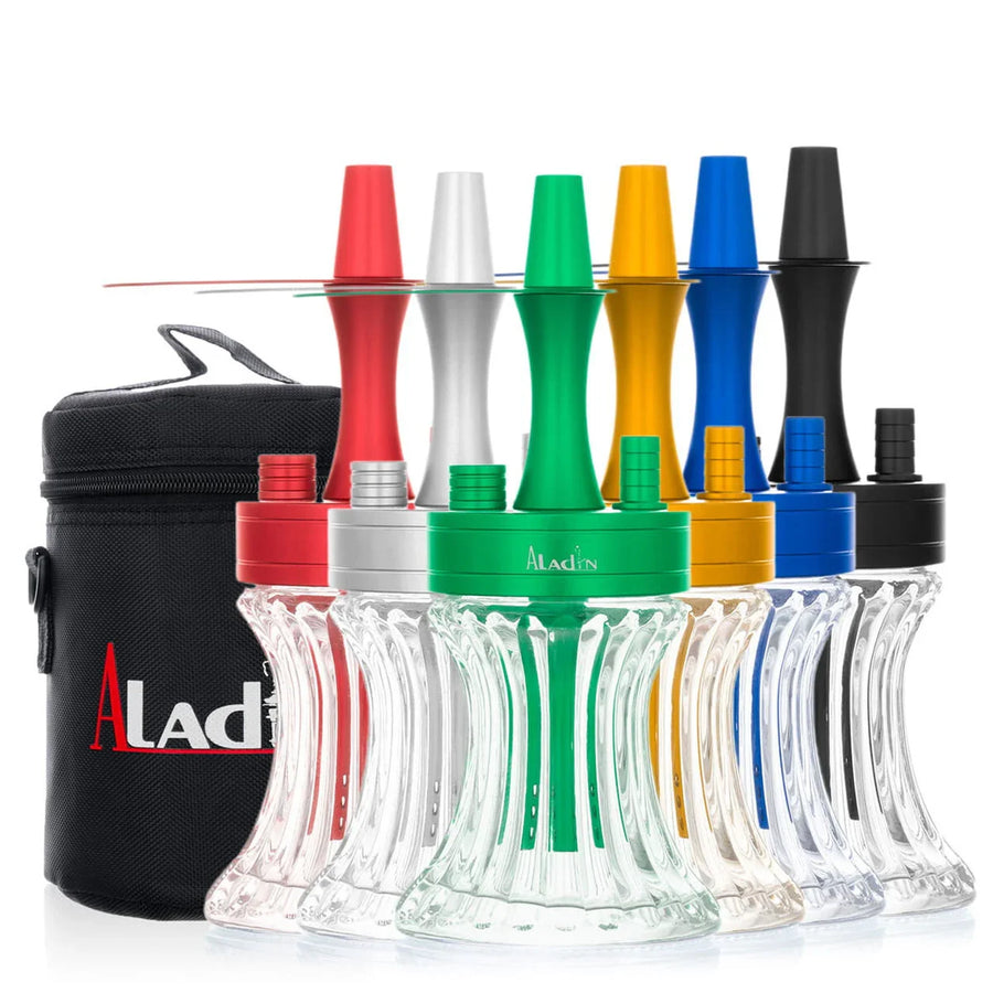 Zes Aladin 2Go waterpijpen van aluminium in rood, zilver, groen, goud, blauw en zwart, voor de zwarte draagtas.