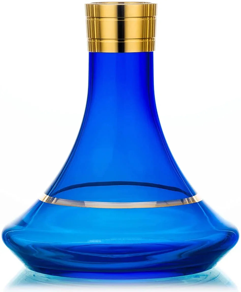 Waterpijp met een brede blauwe conische glazen vaas en gouden kolom met twee aansluitingen, met een zwarte spiraalslang, mondstuk en tabakskop ernaast.