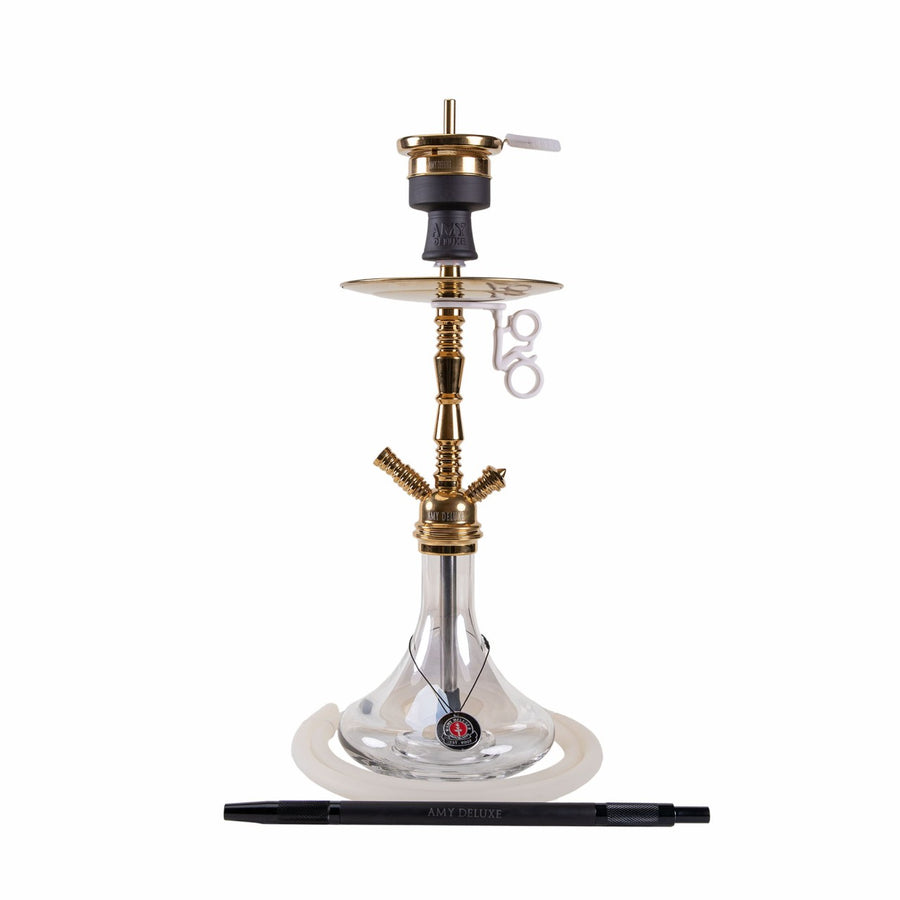 Amy Deluxe 058 Middle Zoom R met een goudkleurige kolom van messing, een heldere glazen vaas en een witte slang.