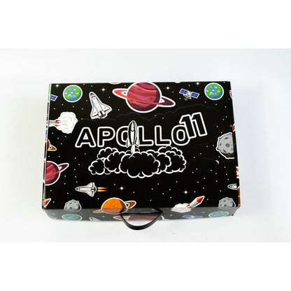 Bedrukte draagdoos met ruimtevaartmotief waarin de Apollo 11 waterpijpset wordt geleverd