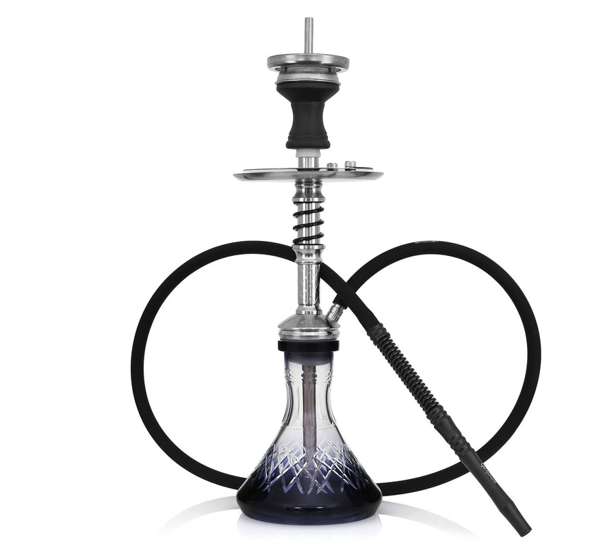 Smokah FUA Pro met een kolom van roestvrij staal in spiraalvorm, een donkere geslepen glazen vaas en een zwarte slang.